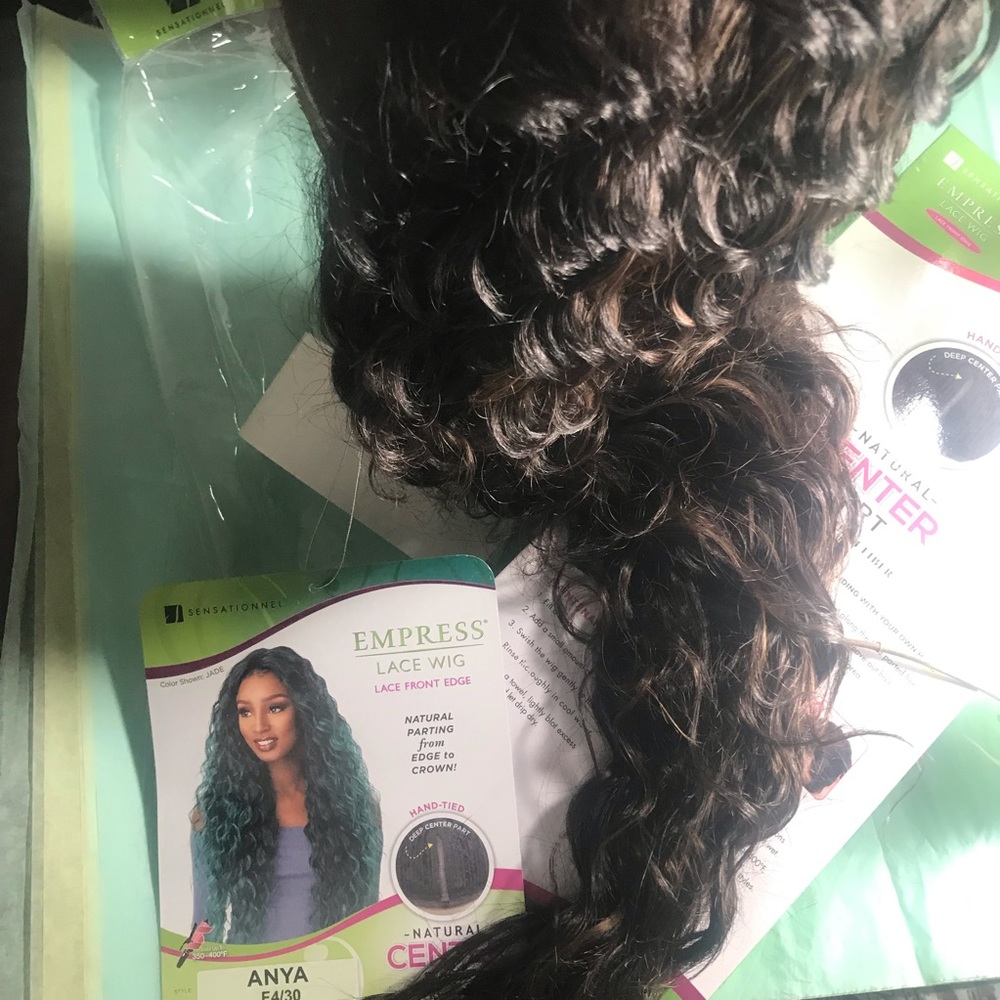 Sensationnel Anya wig